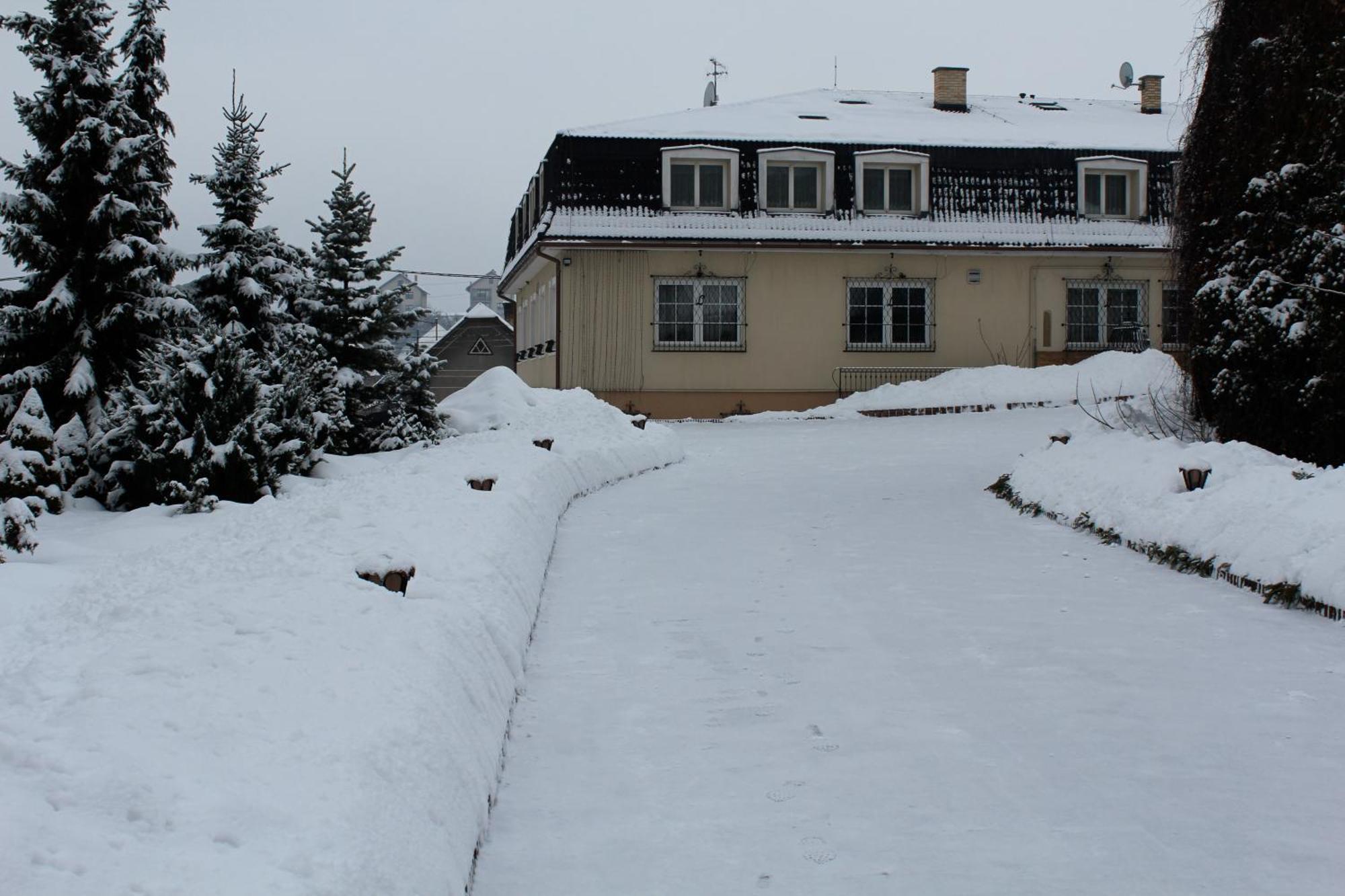 Penzion Lucs Heľpa エクステリア 写真